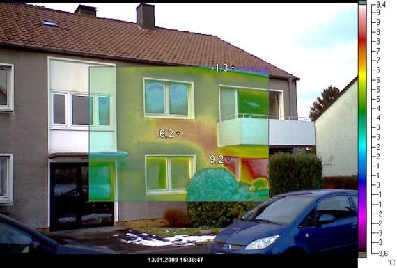 Thermografie-Aufnahme mit Wärmebrücken an der Fassade