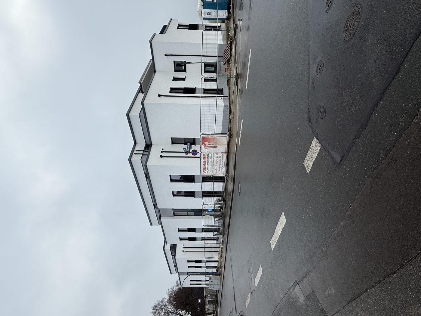 Zwei Wohnhäuser an der Schulstraße mit fertiger Fassade