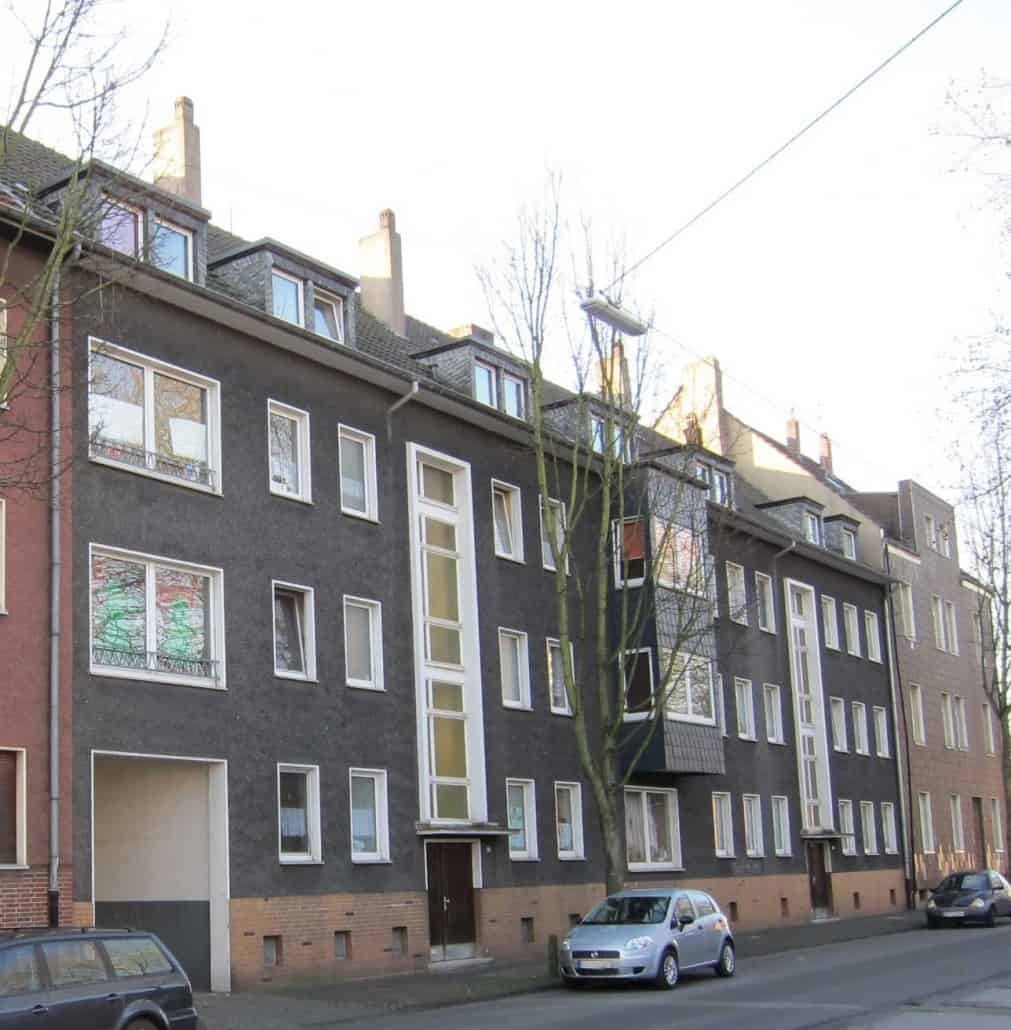 Mehrfamilienhaus in Witten-Annen vor der Sanierung mit dunkler Fassade