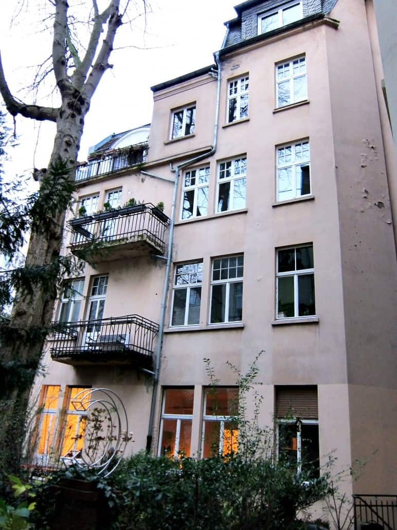 Hoffassade während der Sanierung im Gerüst