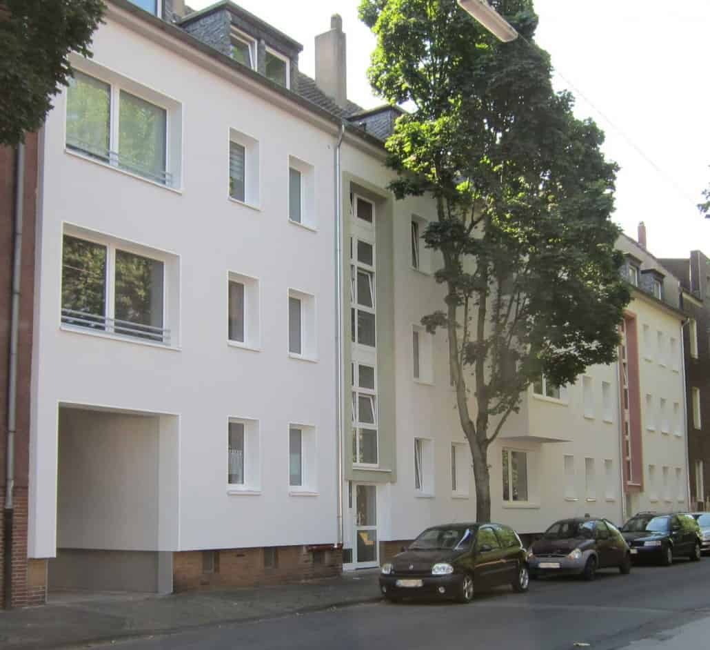 Dasselbe Haus nach der Sanierung mit heller Fassade