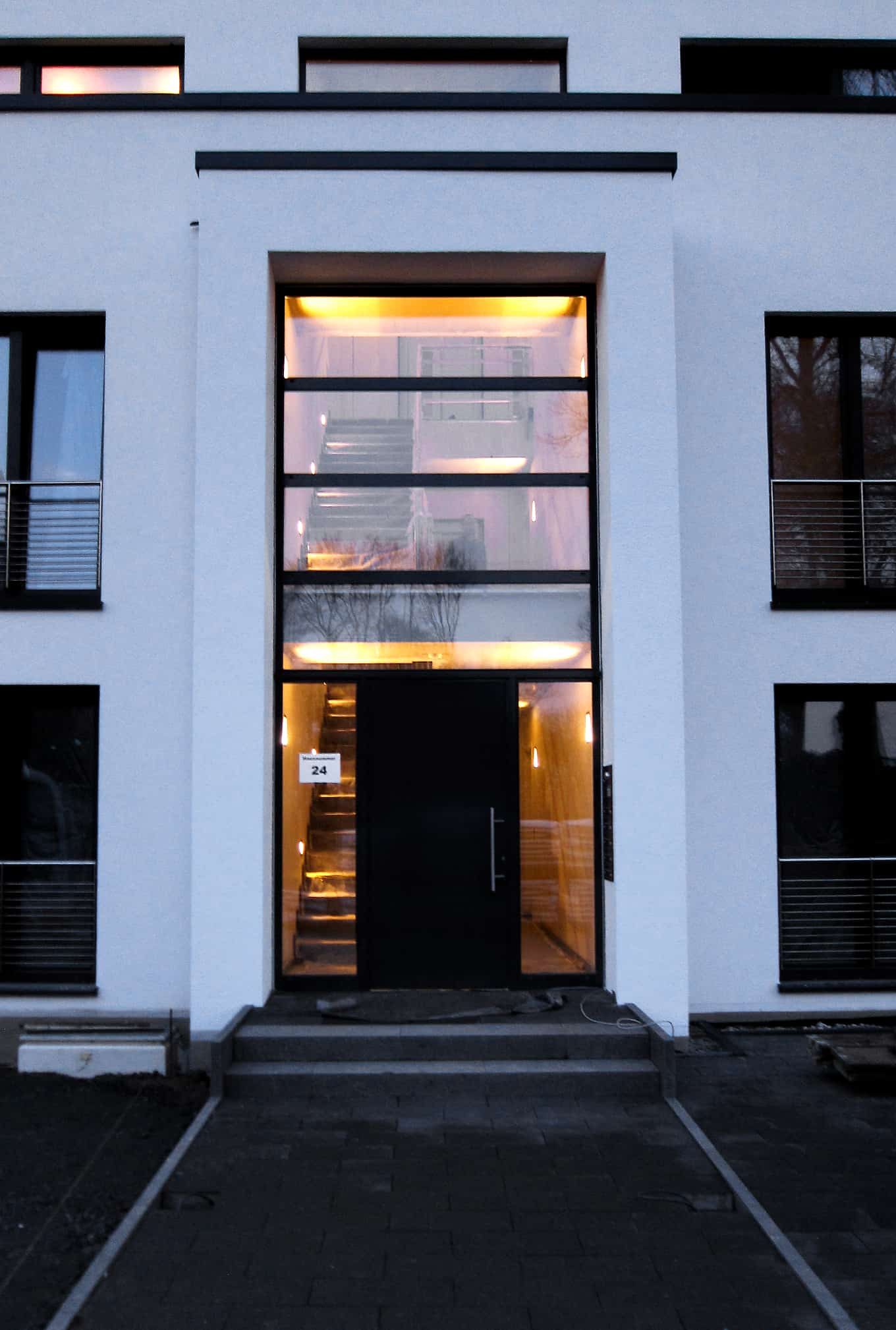 Hauseingang mit hoher Verglasung
